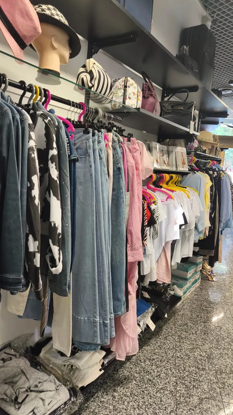 Abbigliamento donna in negozio